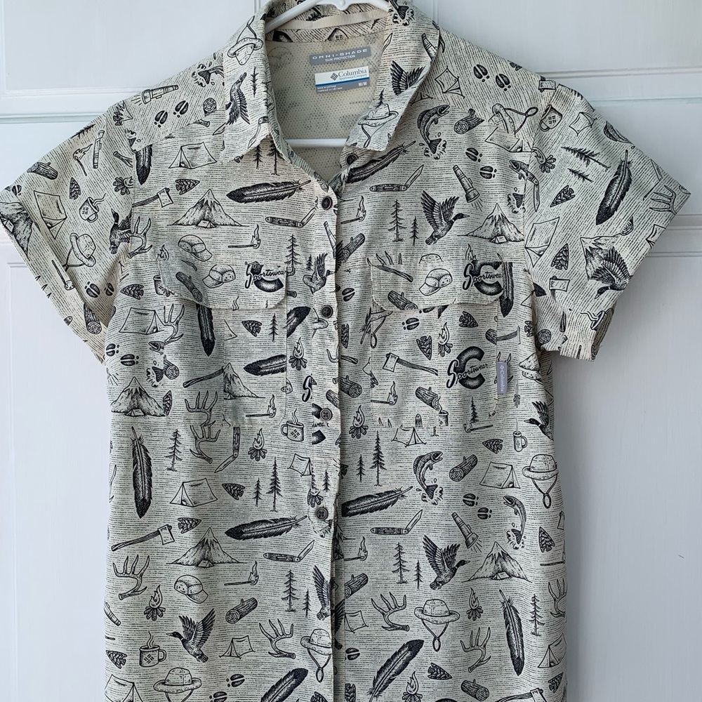 Columbia Camp Shirt Women’s Size M Fun Camping Print Cream Color